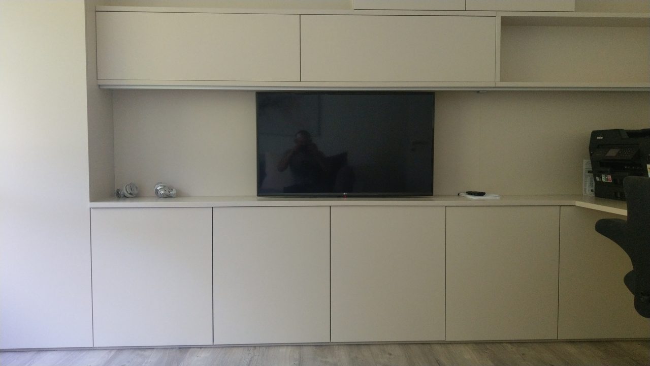LG-TV im Einbauschrank