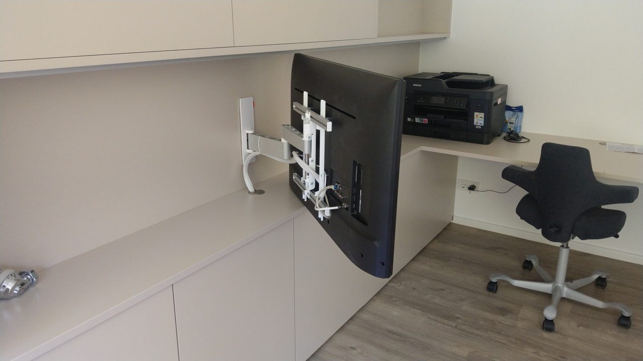 Schwenkbare TV-Wandmontage, versteckt