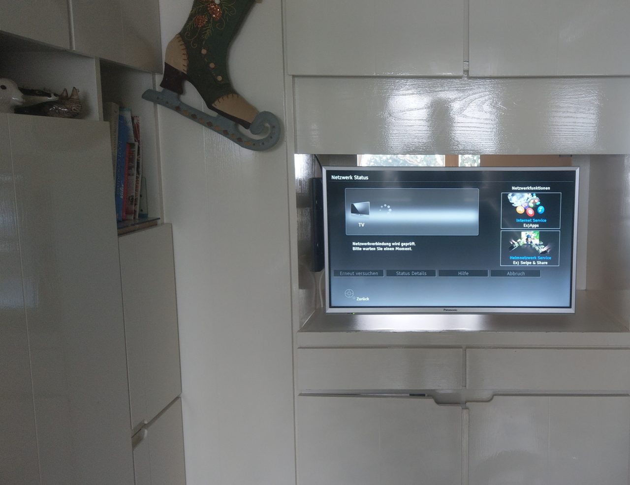 Panasonic-TV in Küchenschrank eingebaut
