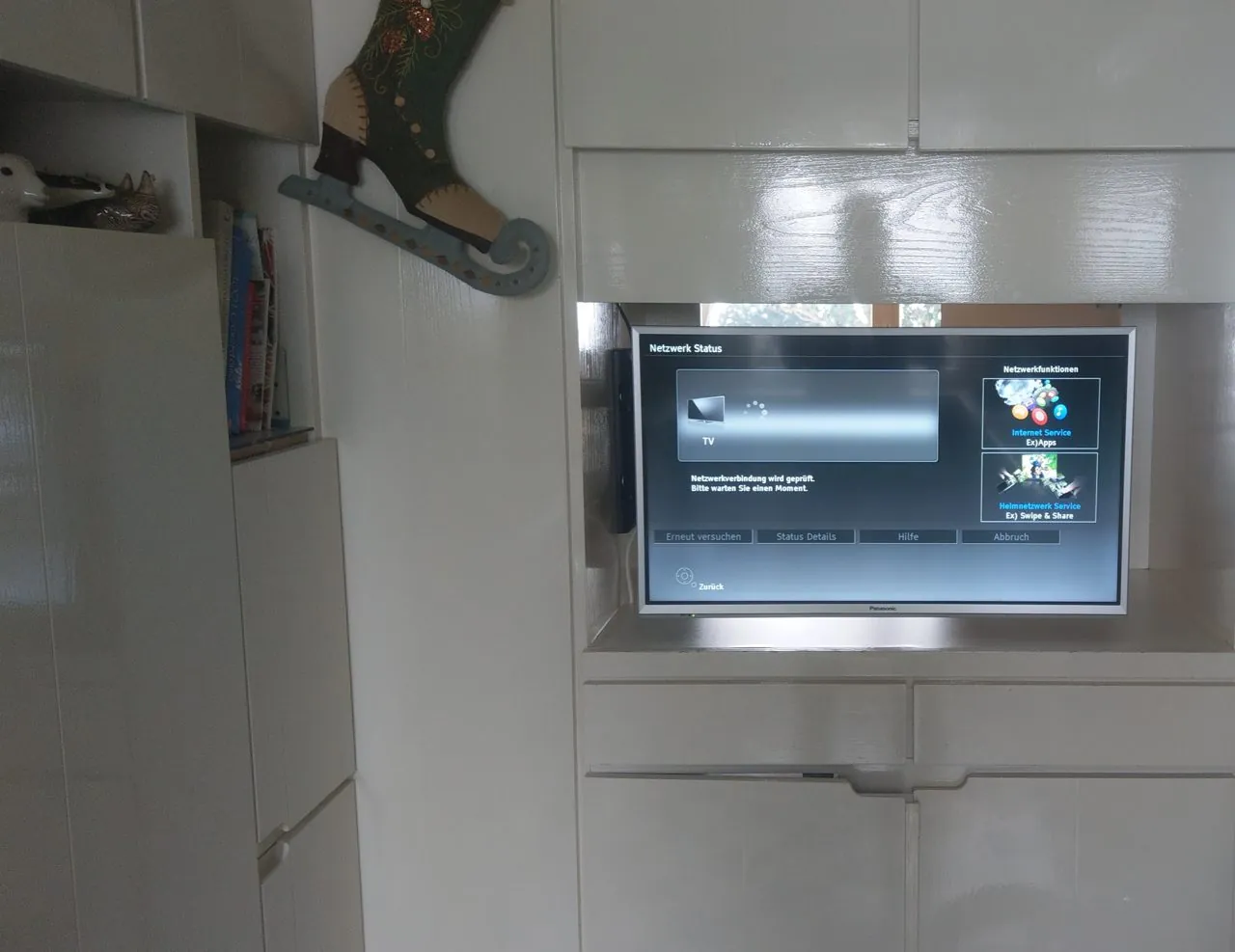 Panasonic-TV in Küchenschrank eingebaut