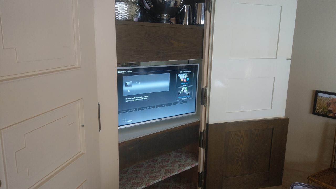 TV im Essbereich in Schrank integriert