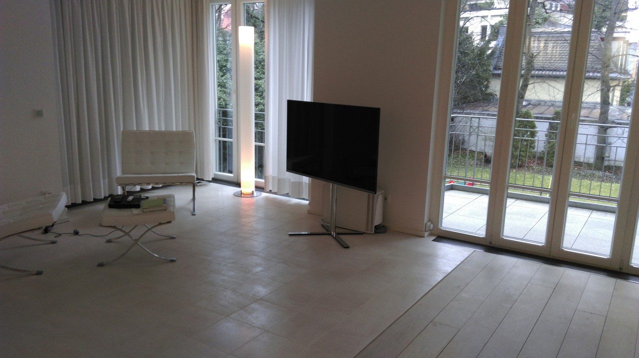 Fernseher auf Standfuß